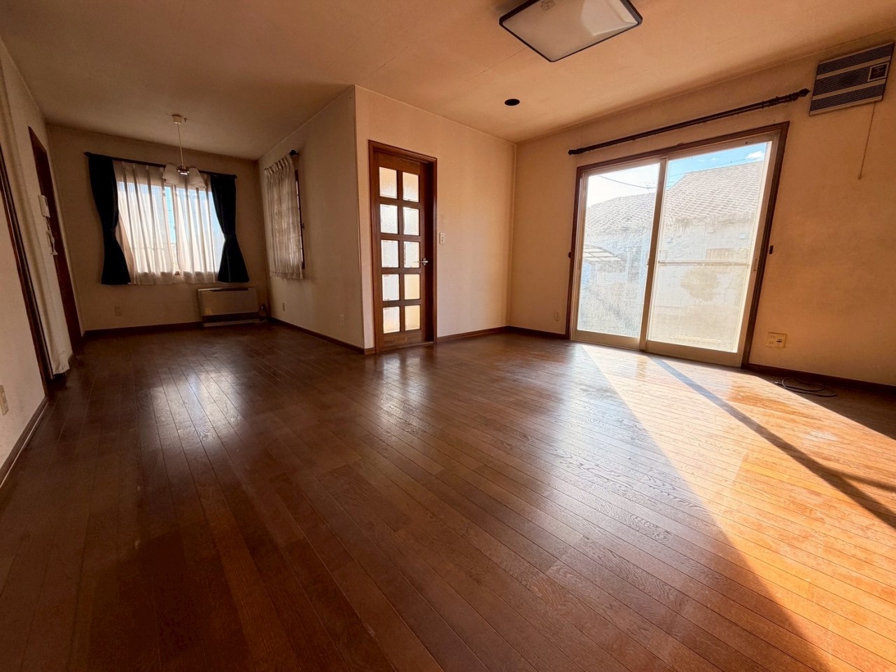 【リビング】窓からお庭が眺められます♪  ※リフォーム前写真