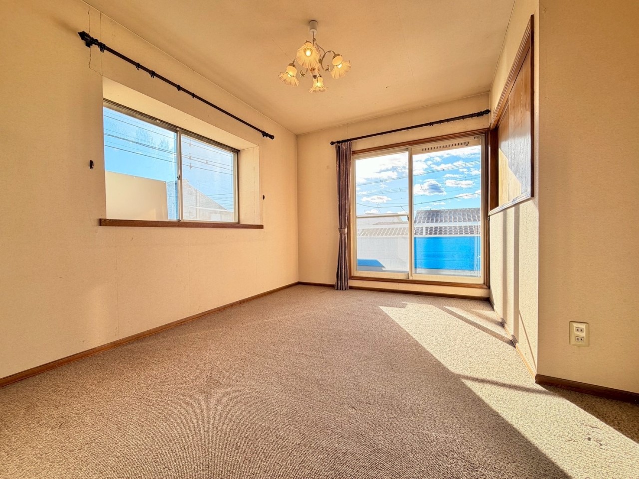 【洋室】朝日が入る東側のお部屋です。  ※リフォーム前写真