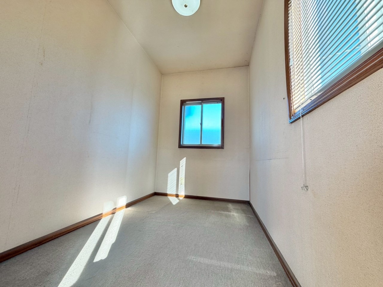 洋服が収納できる、ウォークインクローゼットもございます♪  ※リフォーム前写真