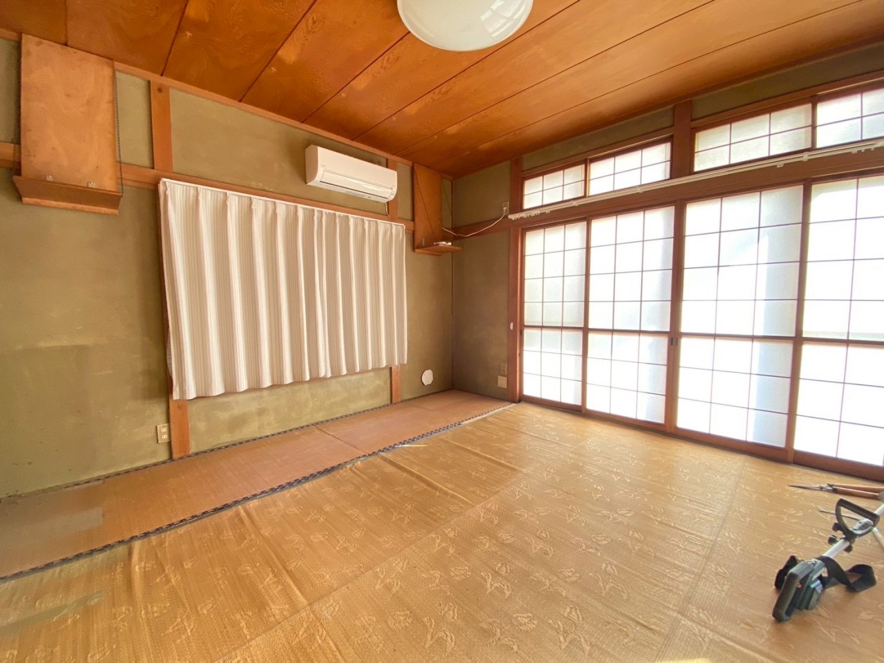 【和室】窓が2つあるので、明るく風通しの良いお部屋になっております。