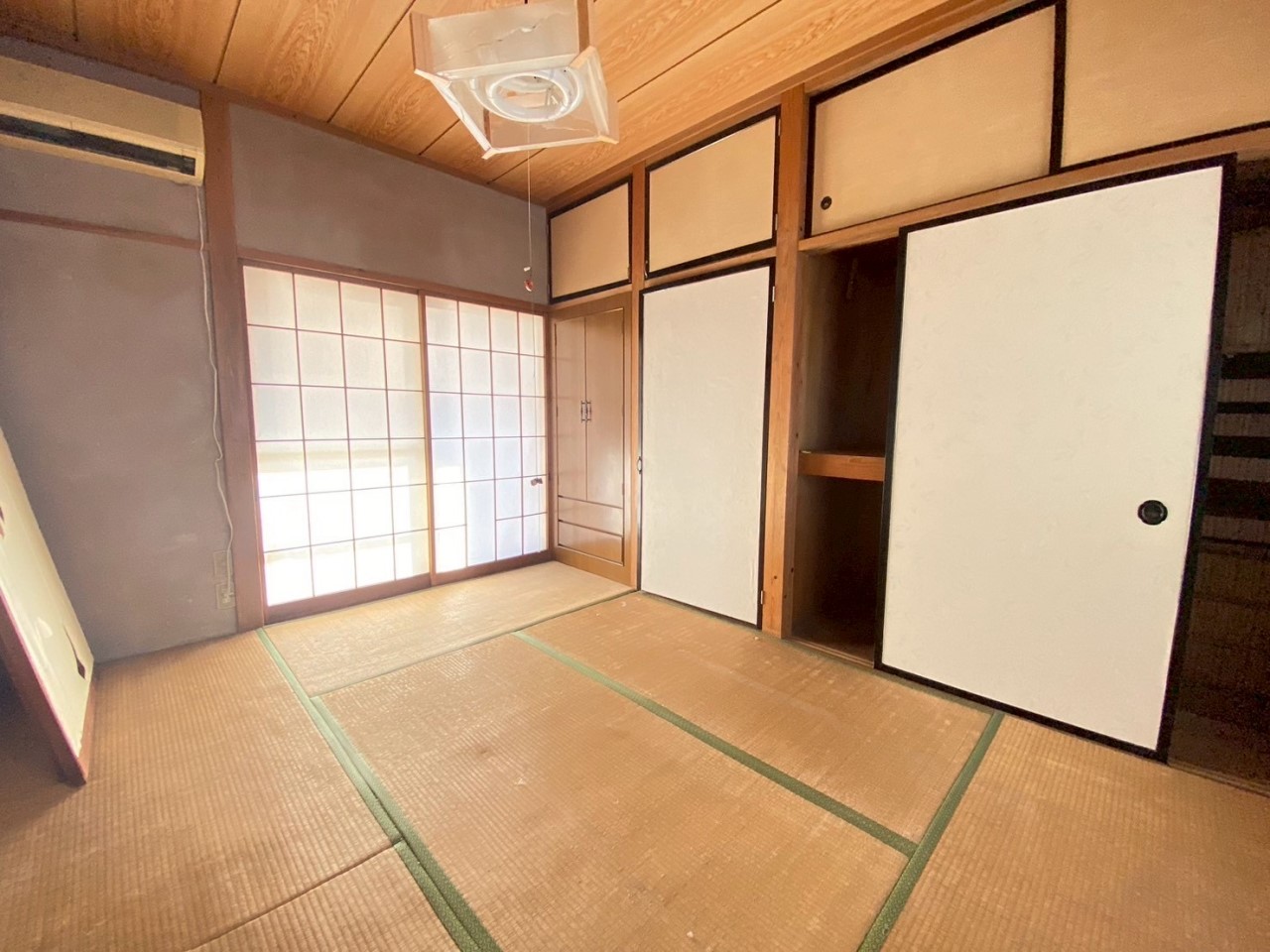 【和室】収納豊富なため、季節物やお布団などが収納できます。