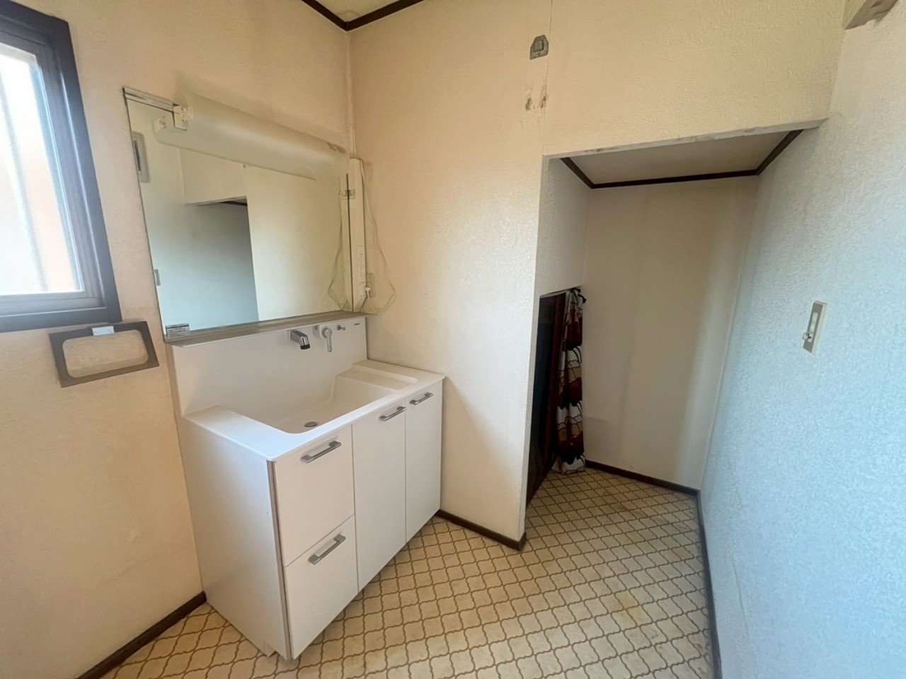 【脱衣所】化粧台には大きな鏡がございます。タオルなどが置けるスペースもございます♪