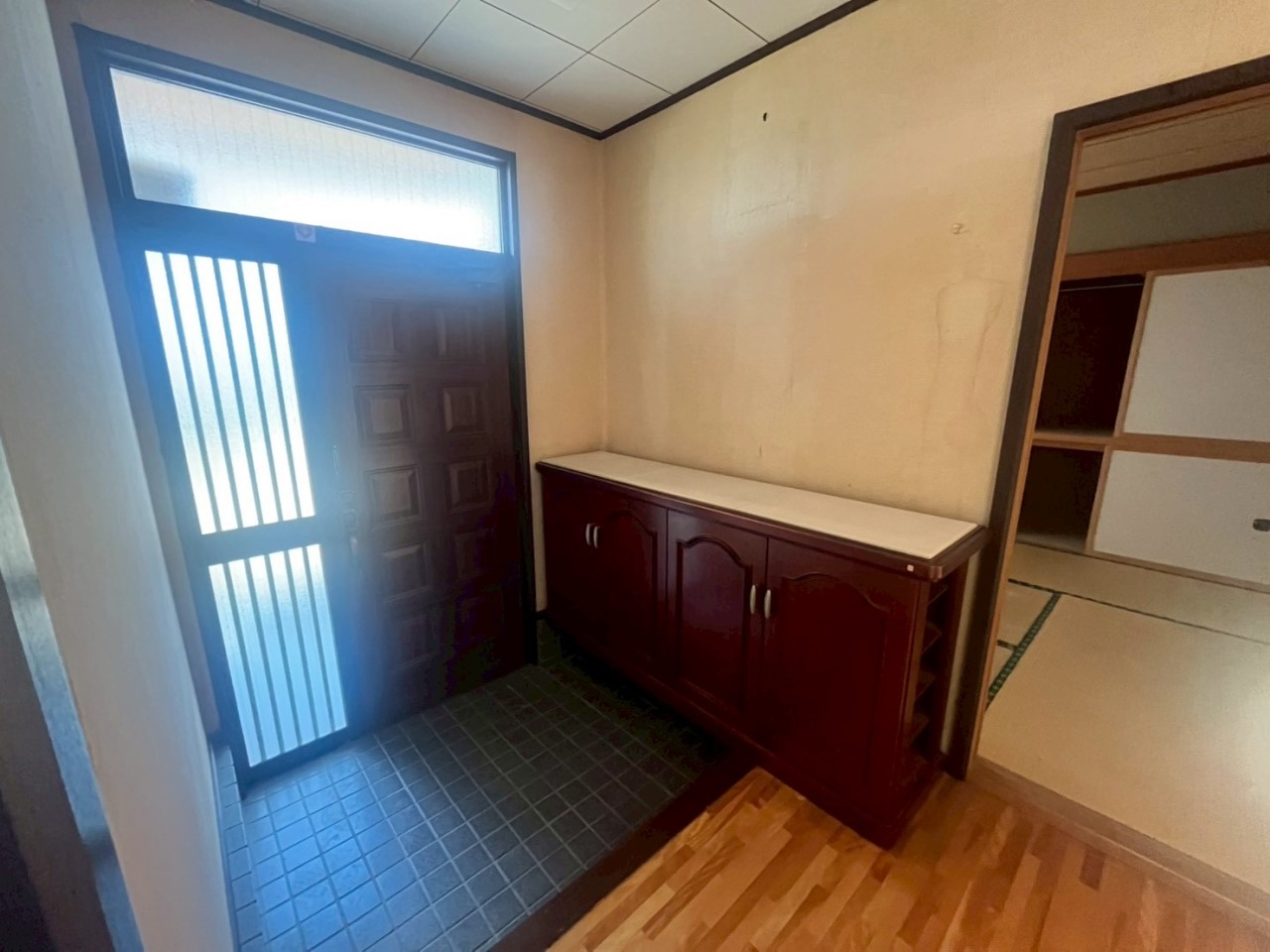 【玄関】下駄箱の上には鍵や思い出の品を飾れます♪