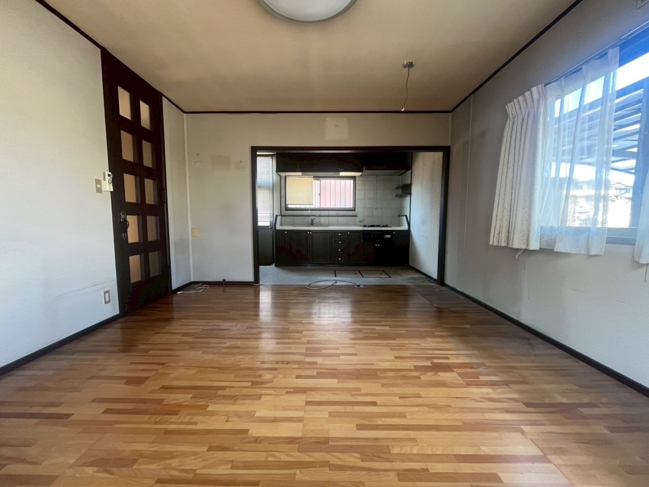 【リビング】三面採光で、明るいリビングです♪