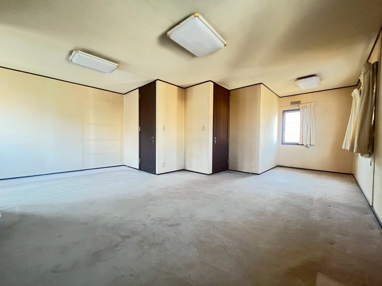 【洋室】広々とした洋室です。リフォームで2部屋に分けることもできます♪