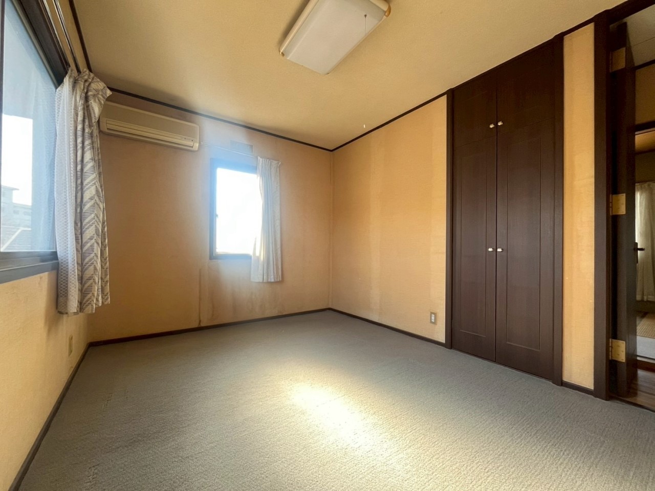 【洋室】窓が2つあるので、日当たり風通し良好です◎