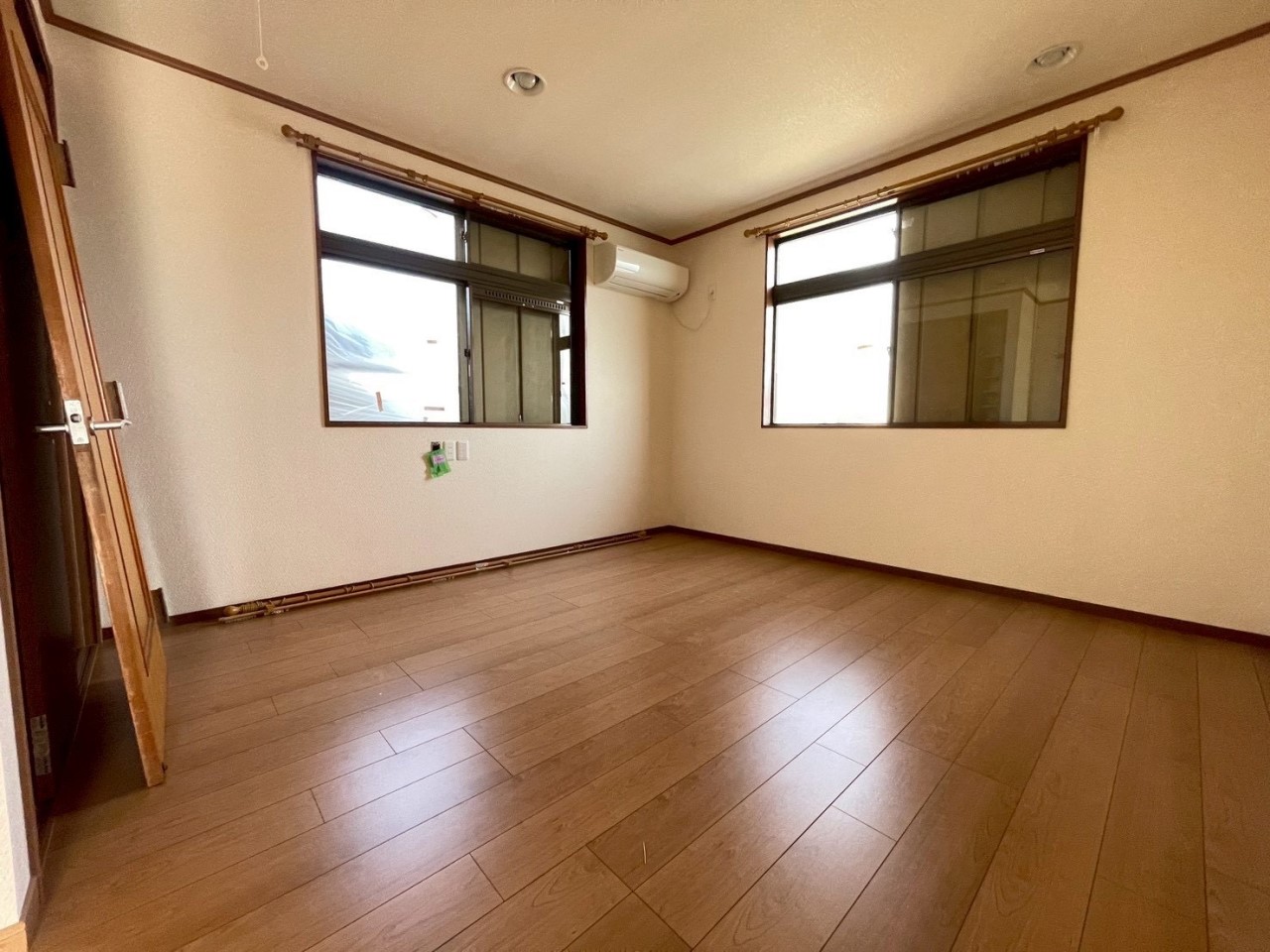 【洋室】2面採光で陽当たり良好♪