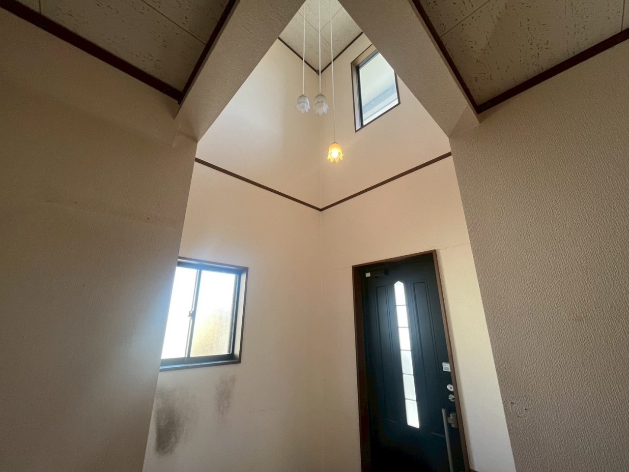 【玄関】吹き抜けになっているので、解放感があります♪