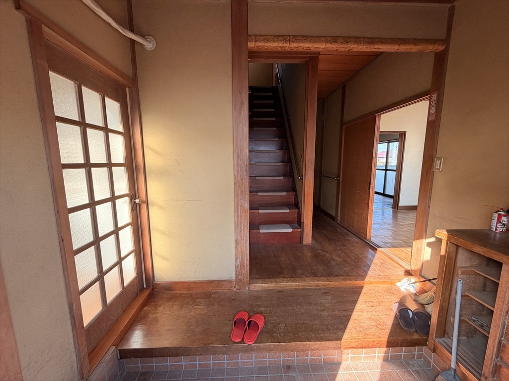 【玄関】自然光が入る明るい玄関です♪