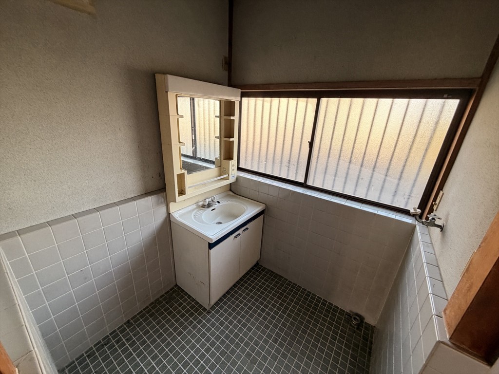 【洗面脱衣所】大きな窓で新鮮な空気を取り込めます♪