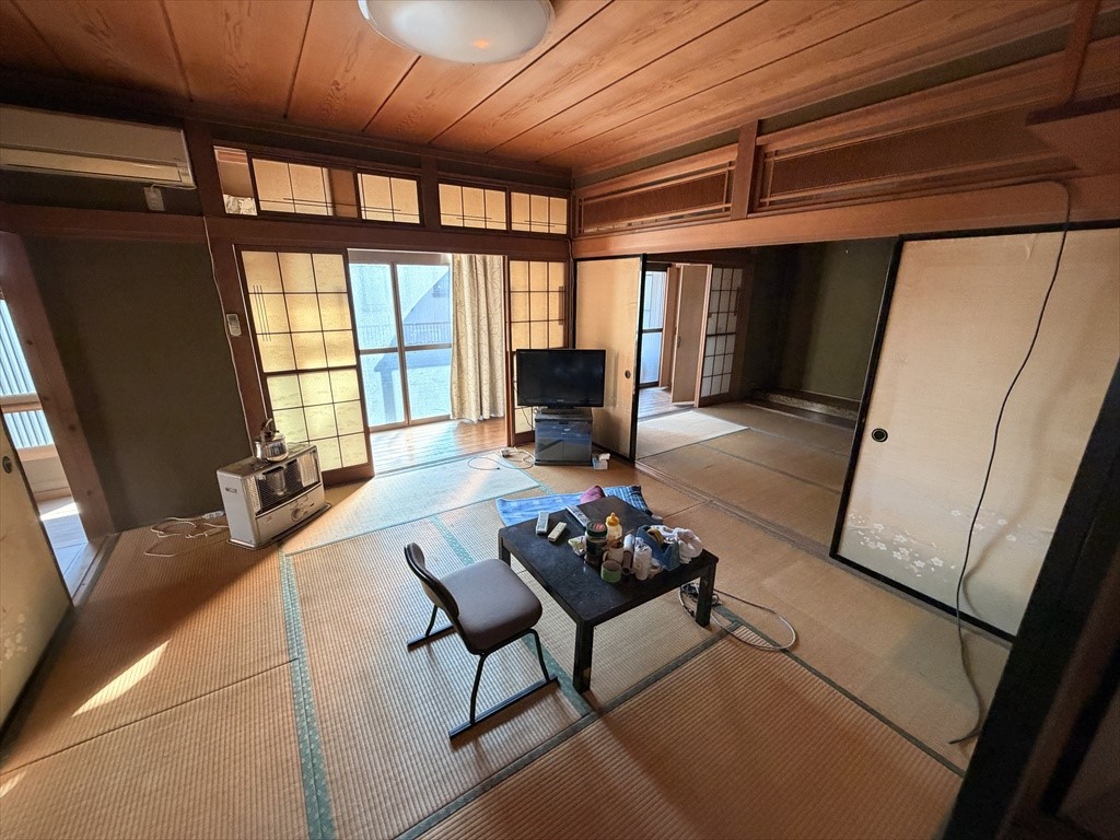 【和室】障子から明るい光が差し込み落ち着ける空間です♪