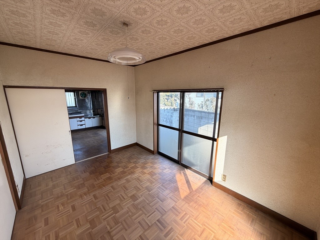 ダイニングとの間にある建具を撤去すれば、約12帖(19.83m2)のリビングとして使用できます♪