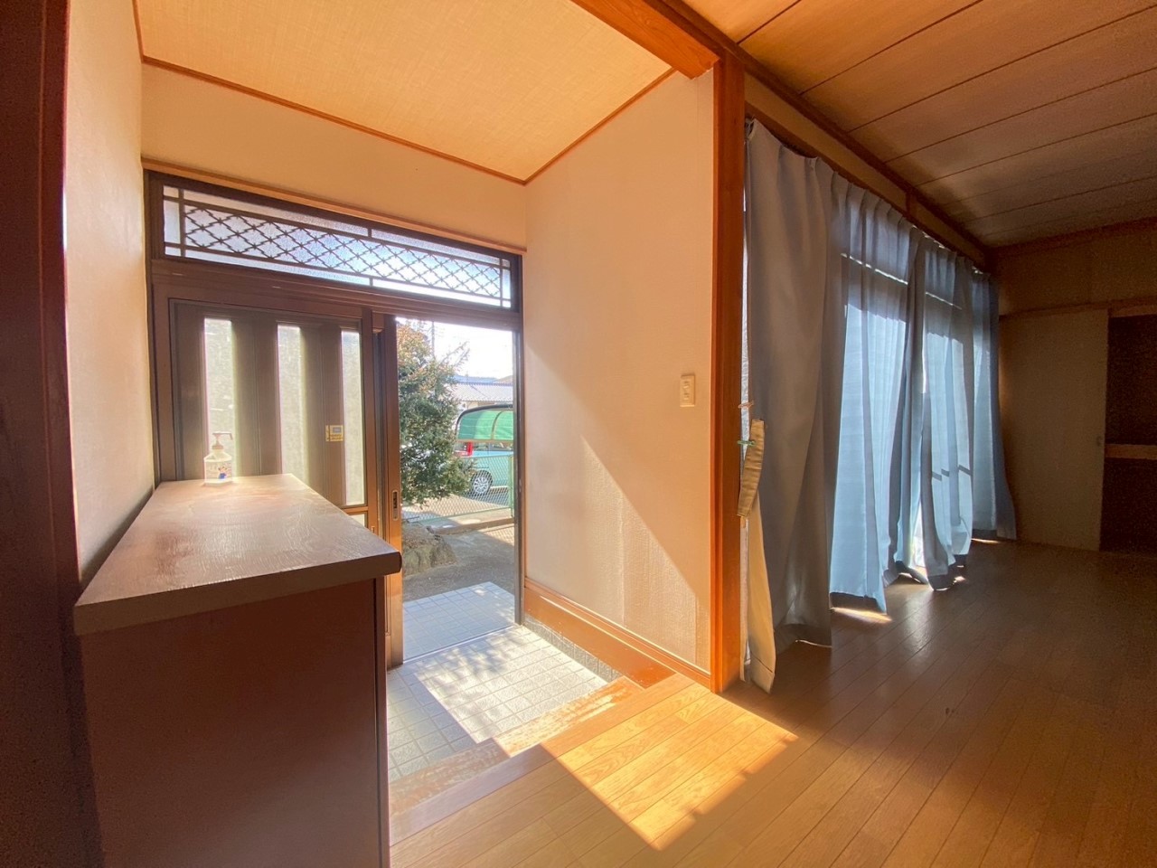 【玄関】南向きで光が差し込む明るい玄関です♪  