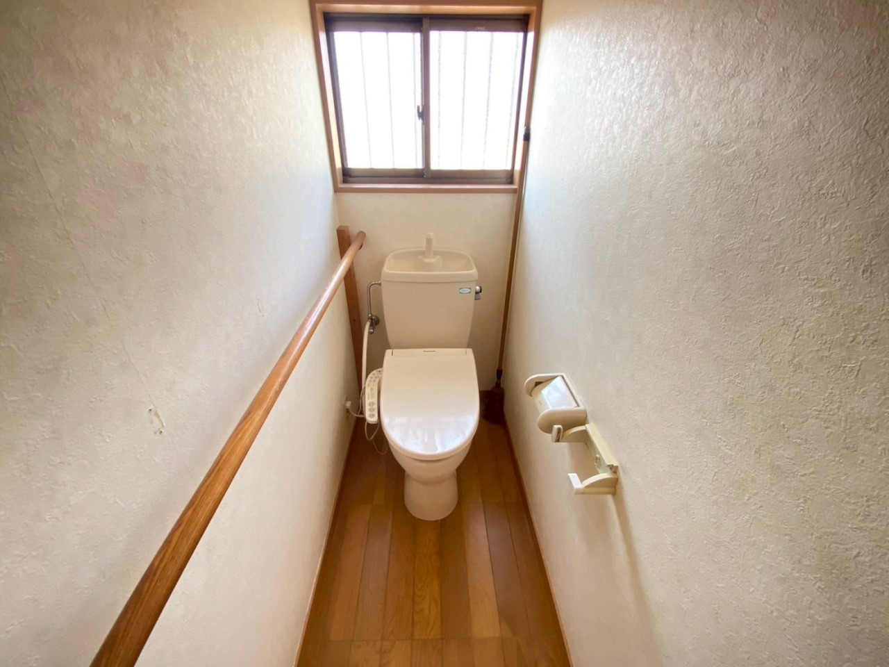 【トイレ】窓付きで換気もスムーズなトイレ。手すり付きで家族みんな安心♪