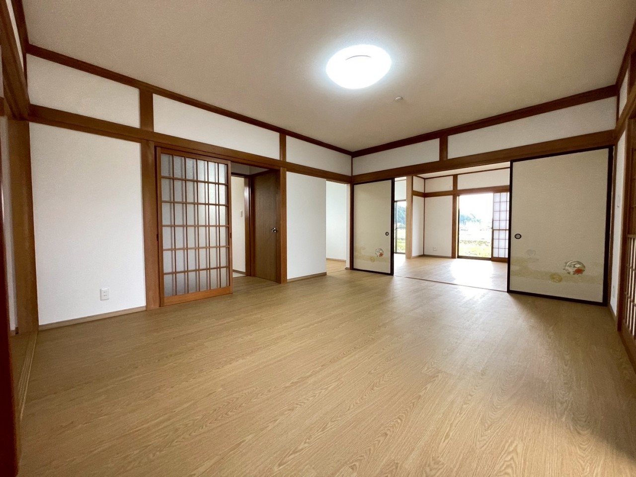 【西側洋室】広縁とつながっているため開放感があります♪