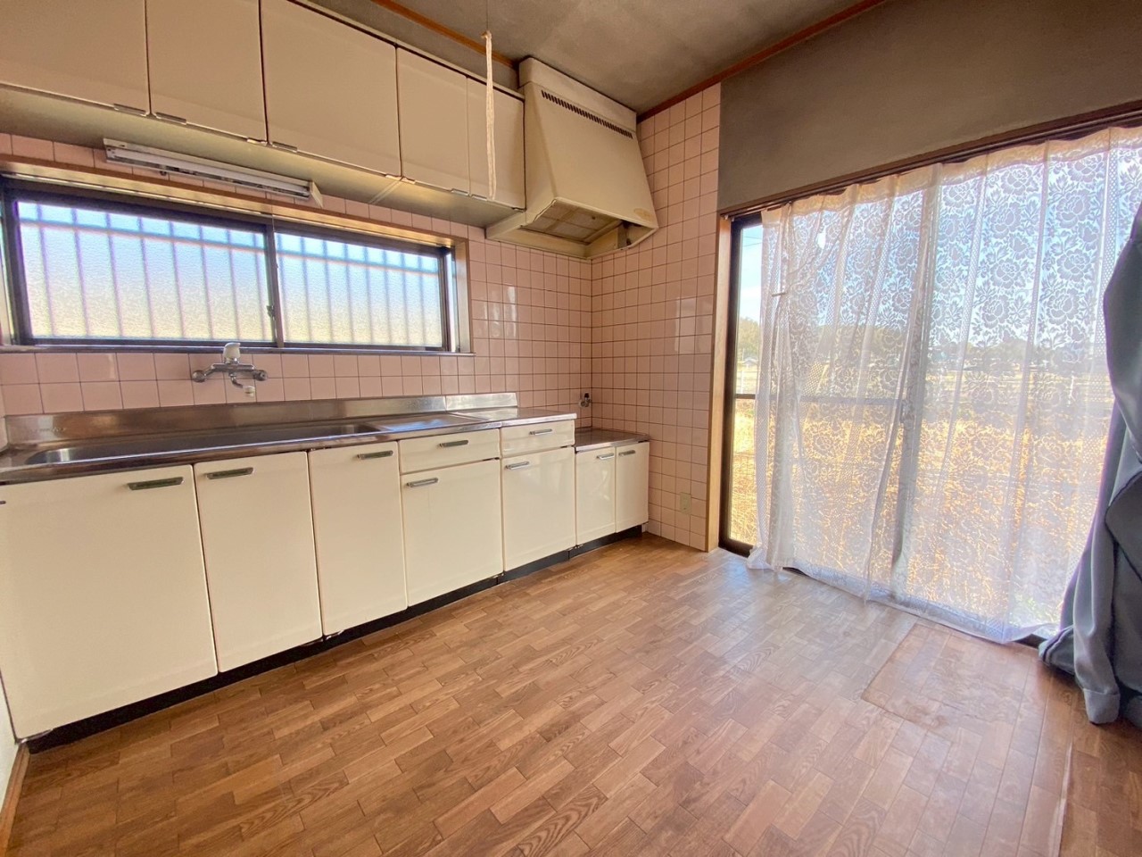 【ダイニングキッチン】家族の会話が弾むダイニングキッチン。木の温もりを感じる落ち着く空間です♪