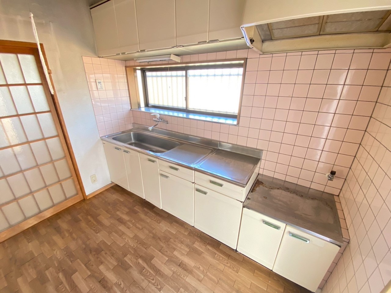 【キッチン】窓があるので換気もすぐにできます♪  