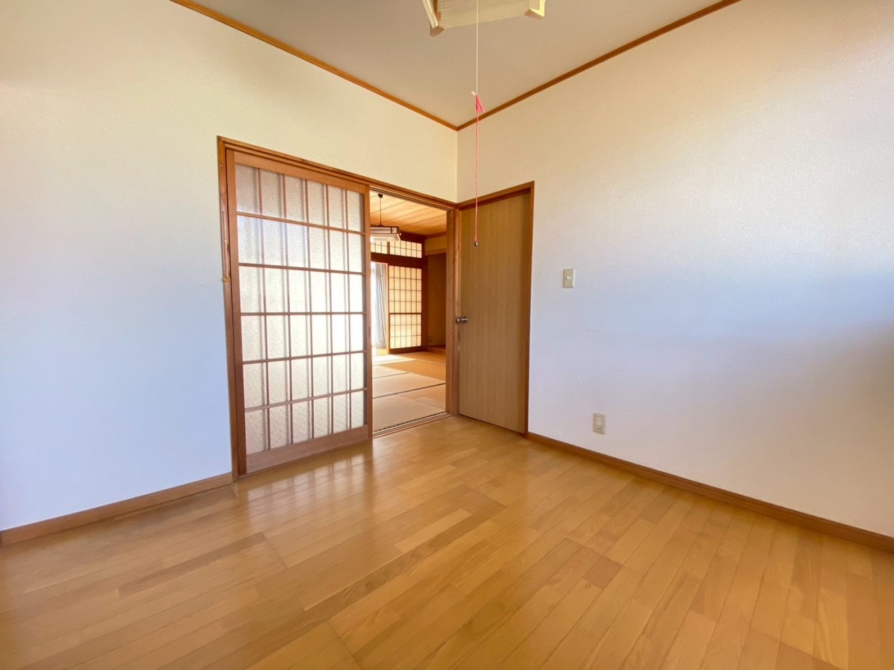 【洋室】寝室はもちろん、書斎やワークスペースとしても活用できる多用途な洋室です♪