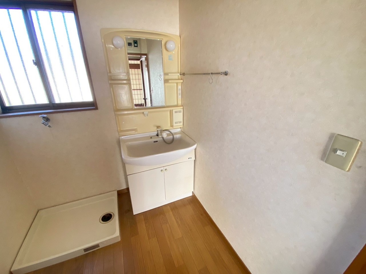 【洗面所】窓付き洗面所で湿気がこもらず、清潔な空間を保ちます♪  