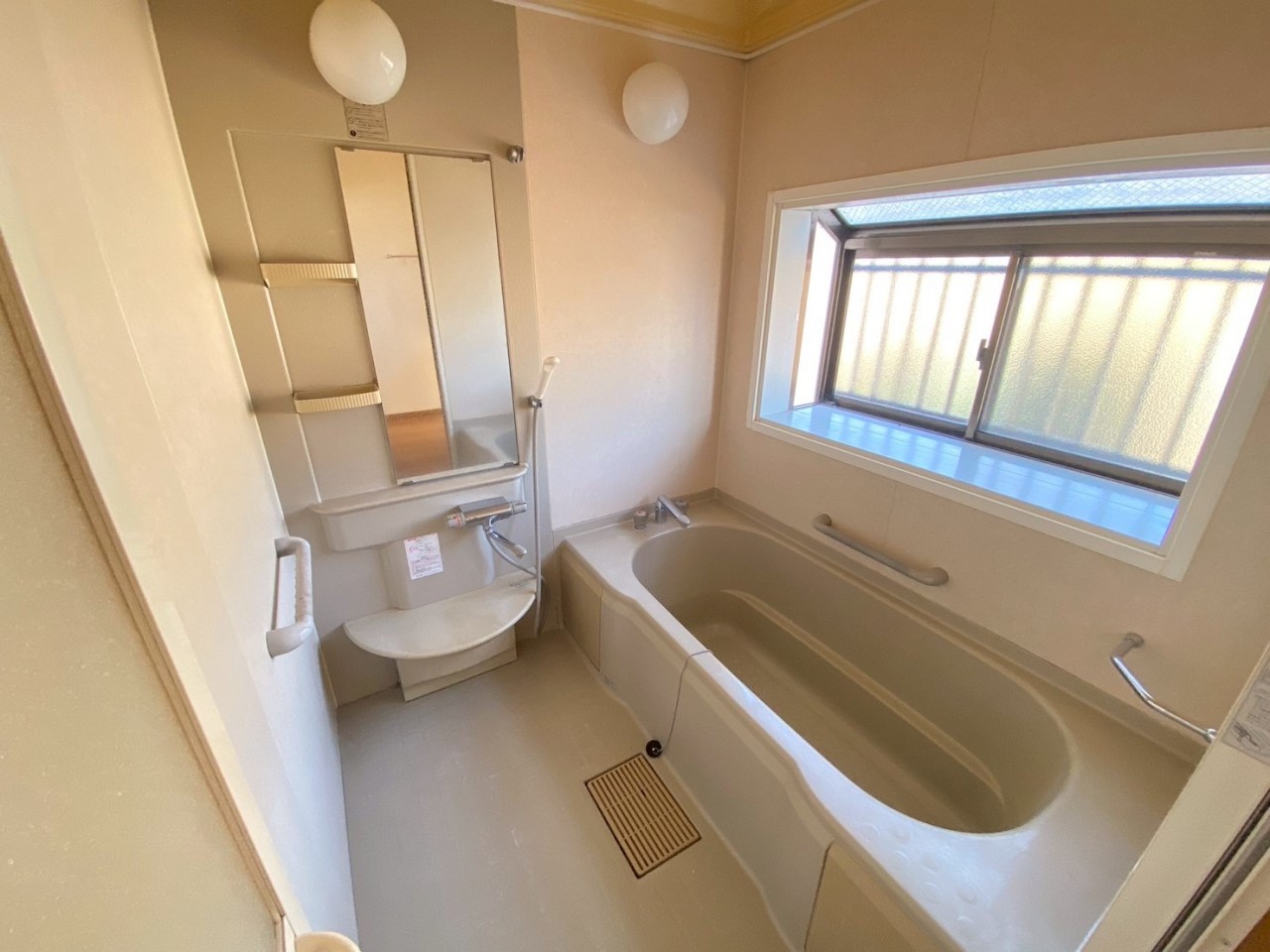 【浴室】窓がついていてすぐに換気ができるので、カビの発生を防ぎます♪