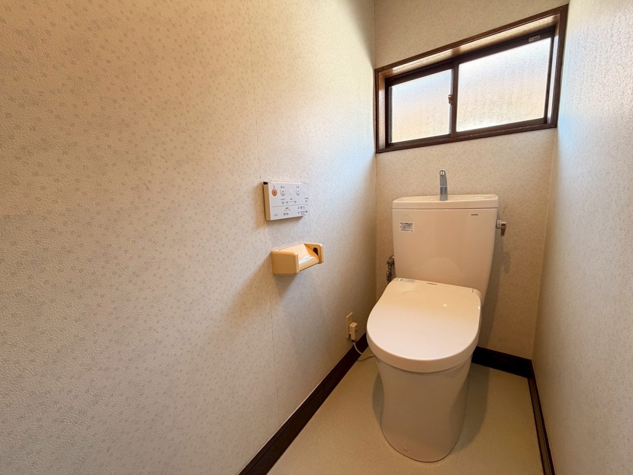 【トイレ】窓がついているので換気も楽々♪