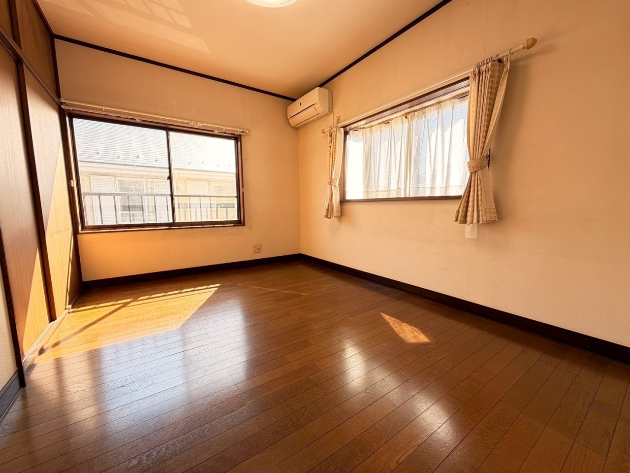 【洋室】窓が2つあるので陽当たり風通し良好です◎
