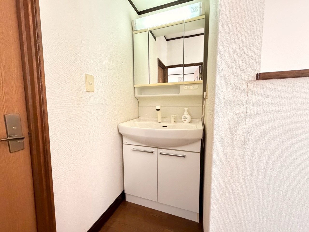 【化粧台】２階にもあるので、朝の準備は勿論、加湿器へ水を補充するのも楽になります♪