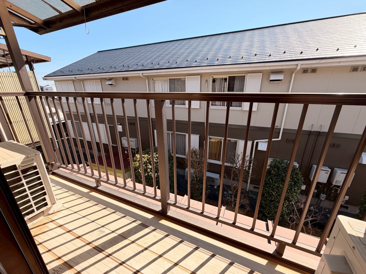 【バルコニー】屋根があるので、急な雨でも安心♪