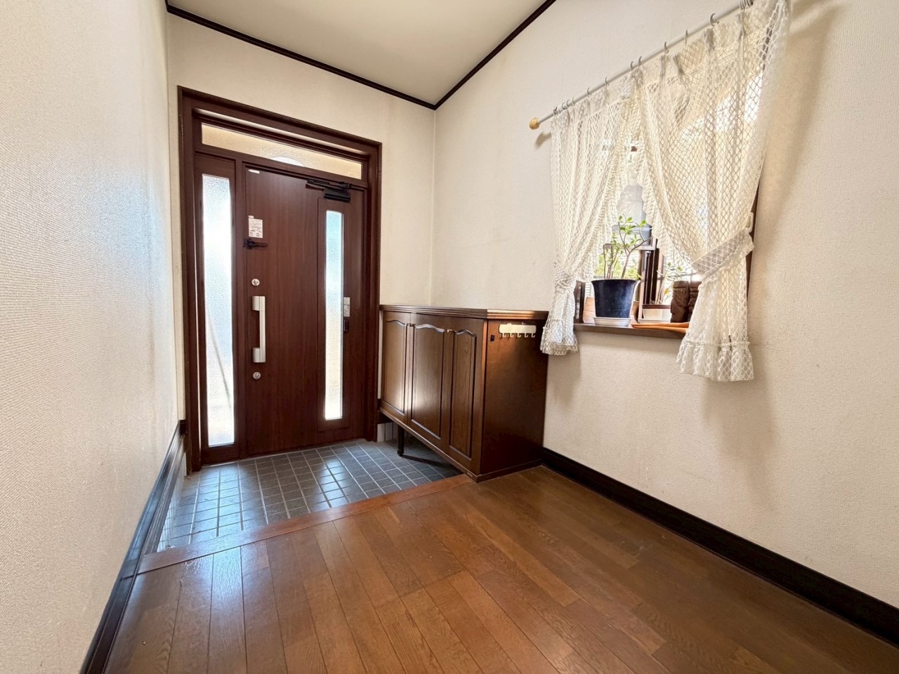 【玄関】出窓がある、明るい玄関です♪