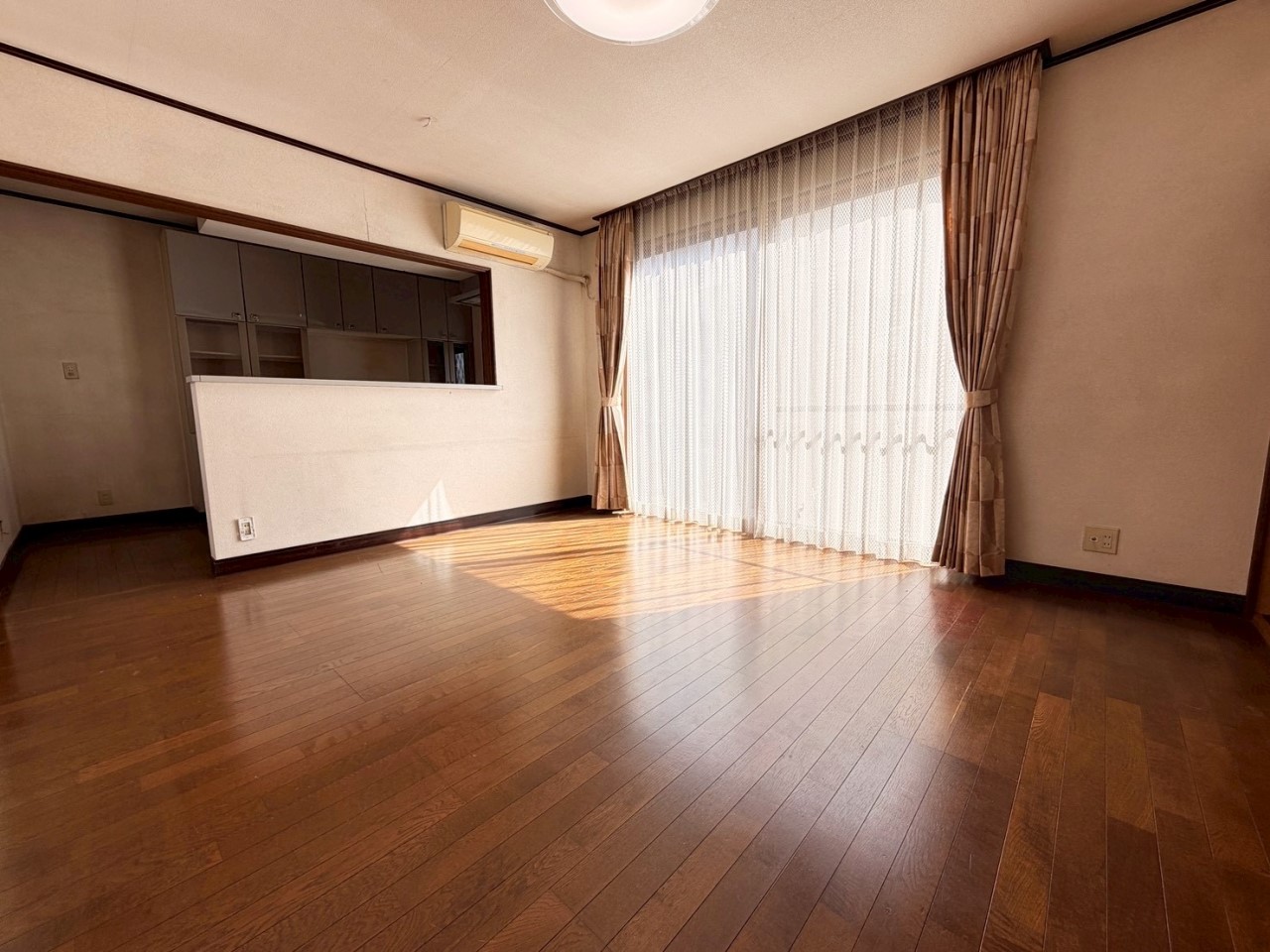 【リビング】対面キッチンでコミュニケーションが取りやすいリビングです♪