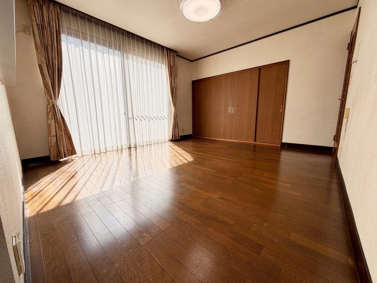 【リビング】大きな窓からたくさん光が入ります♪