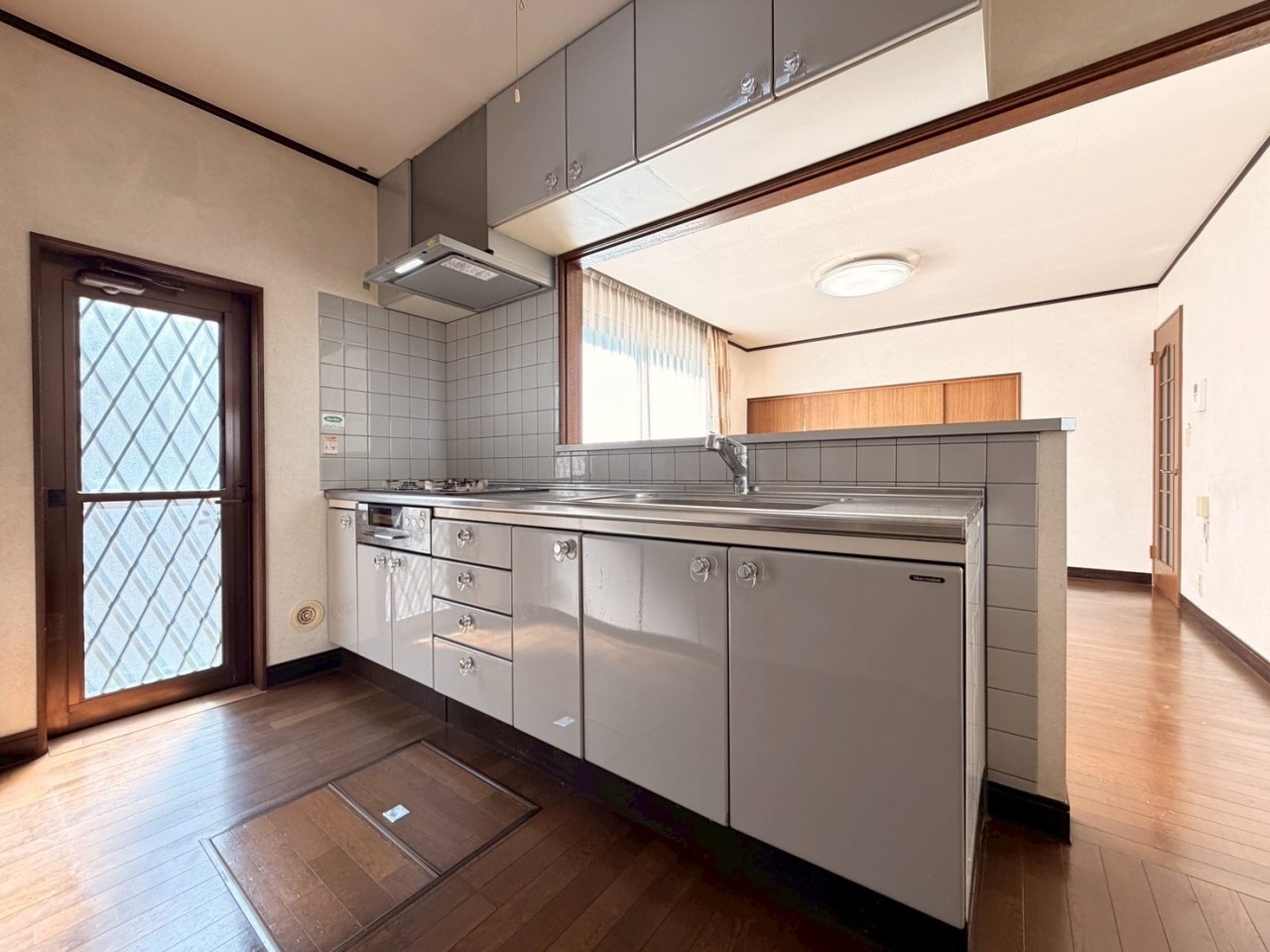 【キッチン】スタイリッシュなフラット型のレンジフードが付いています♪