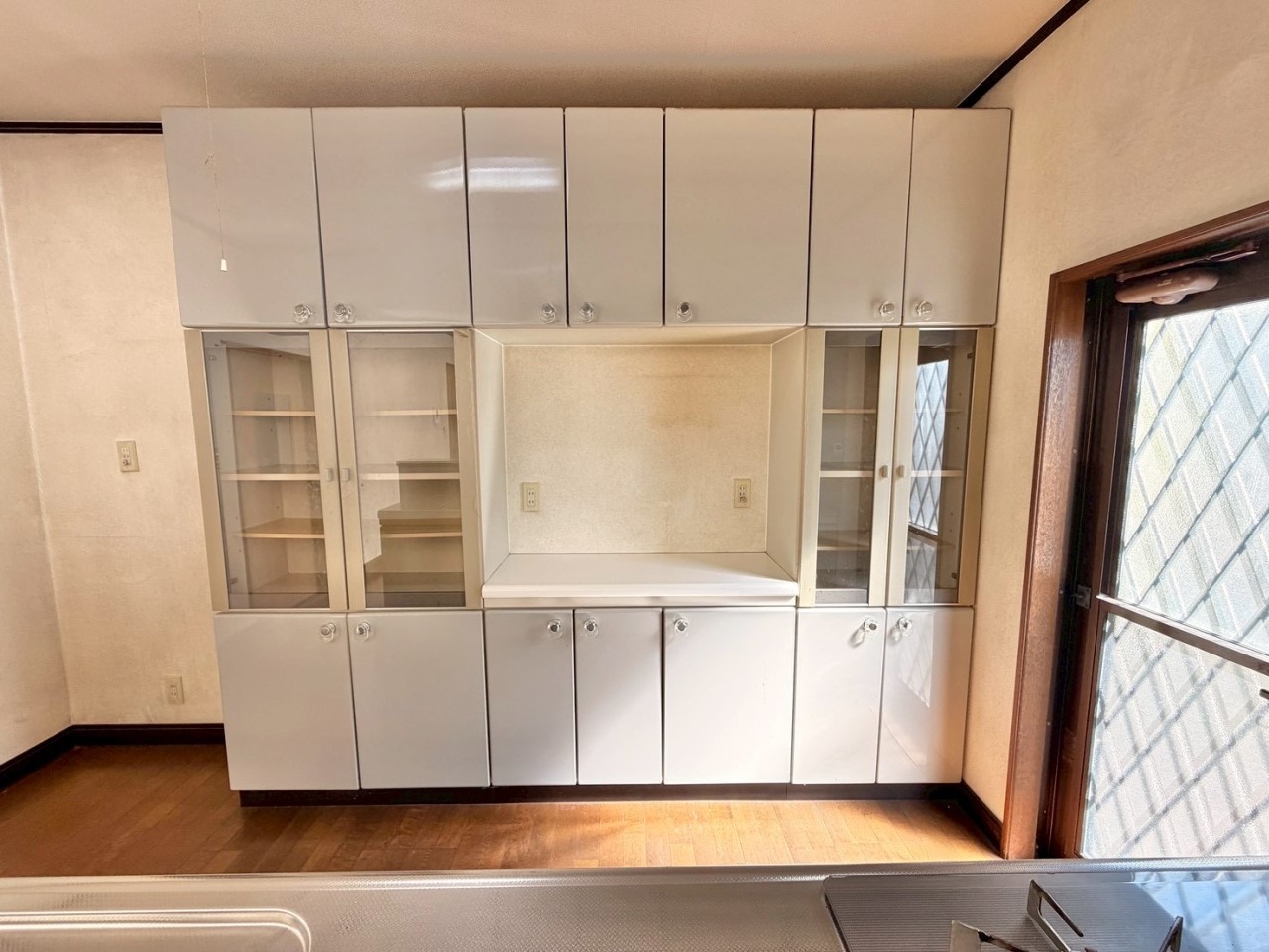 【キッチン】大きなカップボードがございますので、収納に大助かりです♪