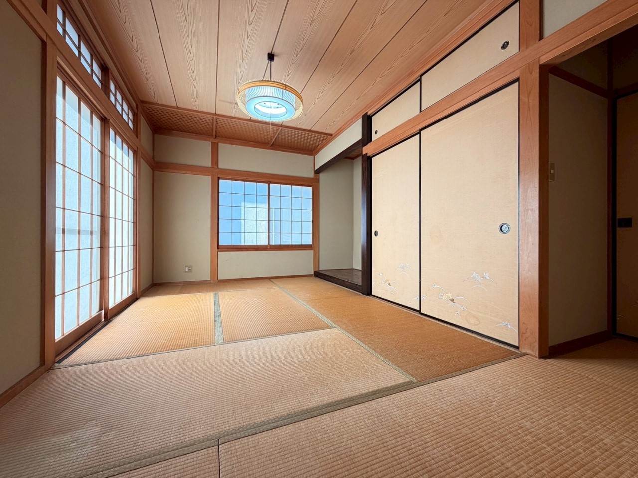 【1階和室】障子から明るい光が差し込み落ち着ける空間です♪