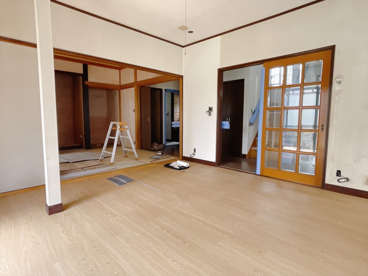 【リビング】ゆとりあるリビング。南向きなので日当たり良好です。※リフォーム中写真