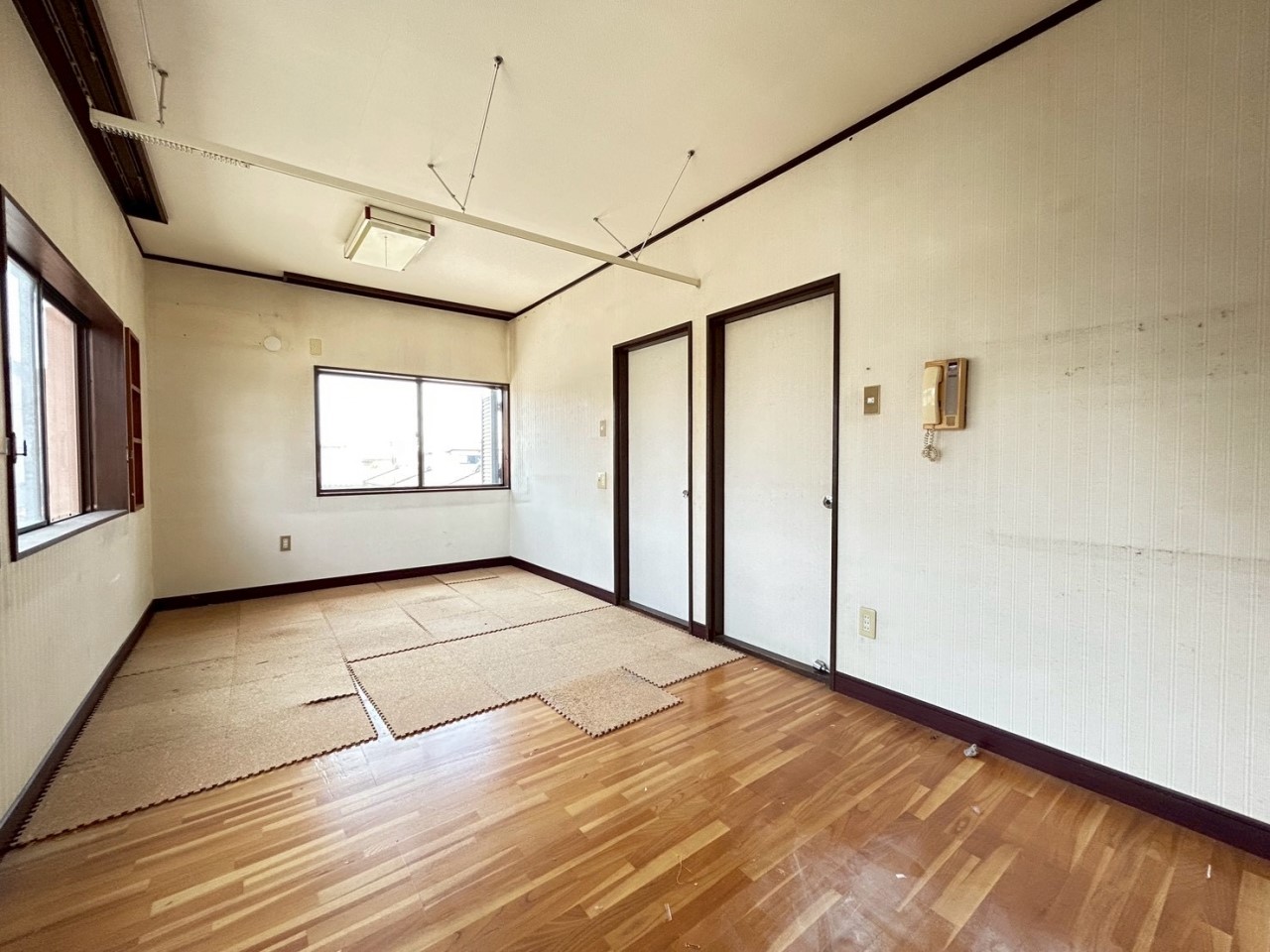【洋室】広々としたお部屋です♪  ※リフォーム前写真