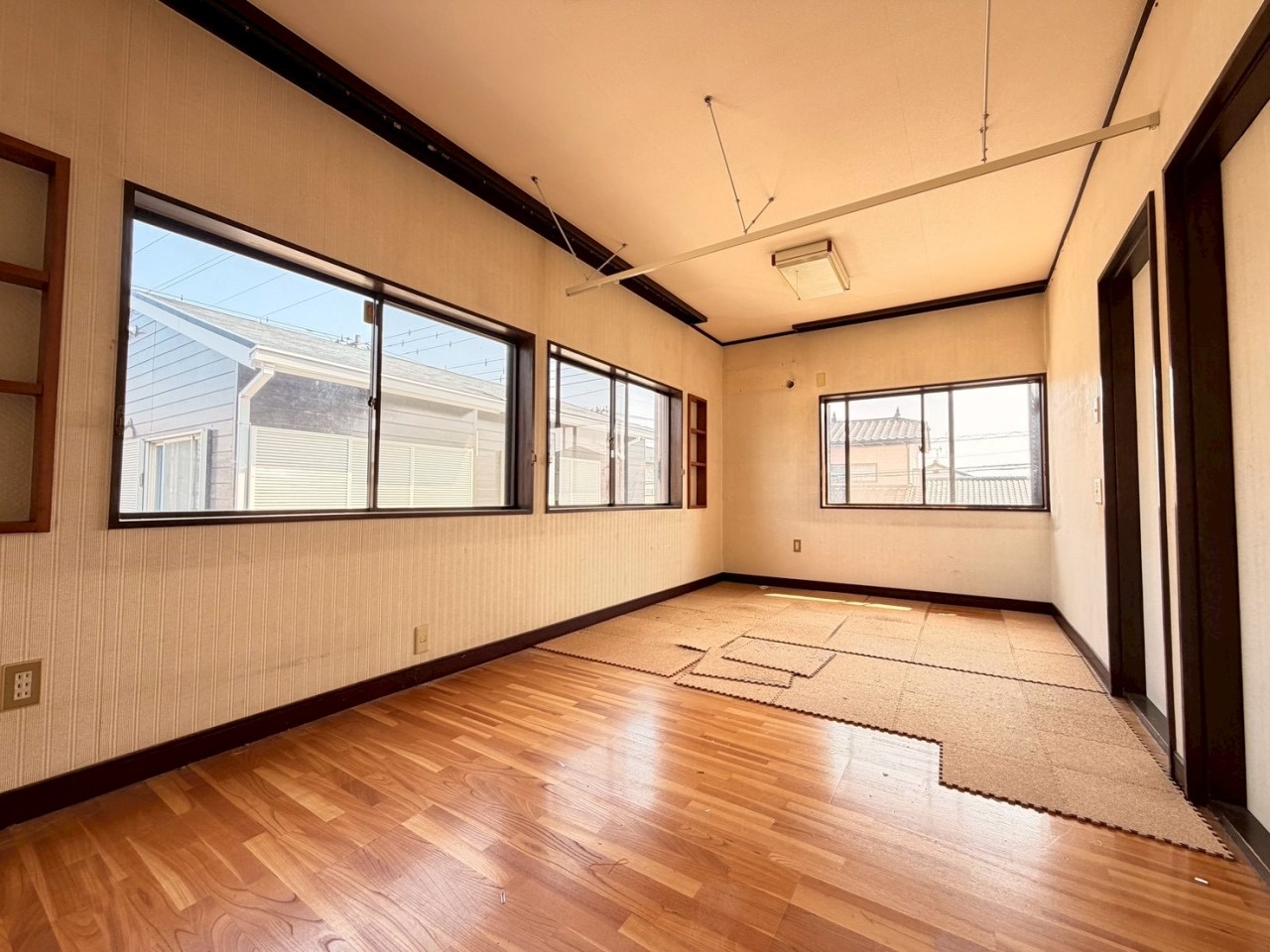 【洋室】窓がたくさんあるので、日当たり風通し良好です◎  ※残置物は撤去致します。