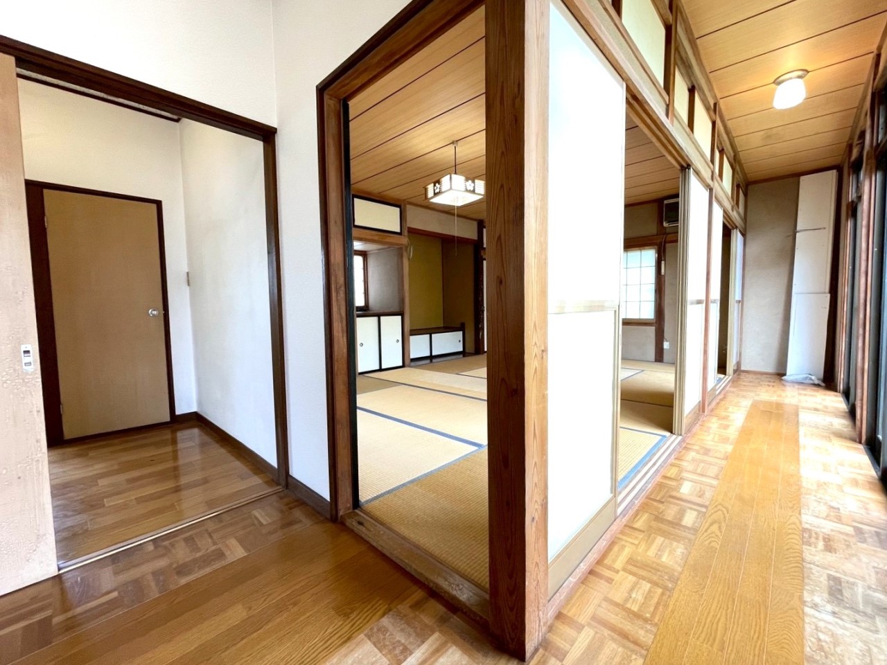 【廊下】自然光が差し込みます♪  