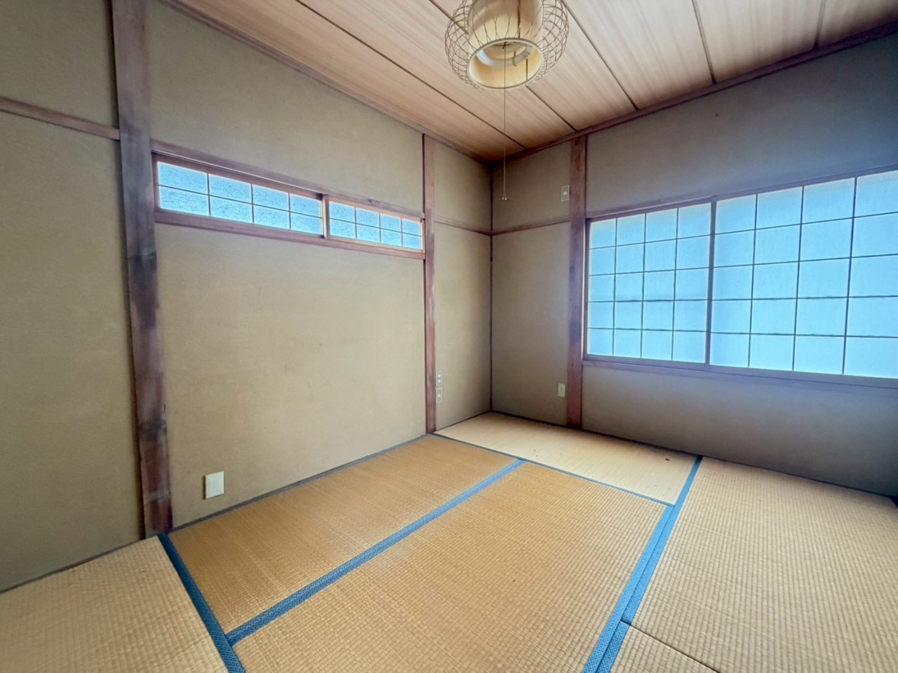 【和室】窓が2つあるので、明るく風通しの良いお部屋になっております。