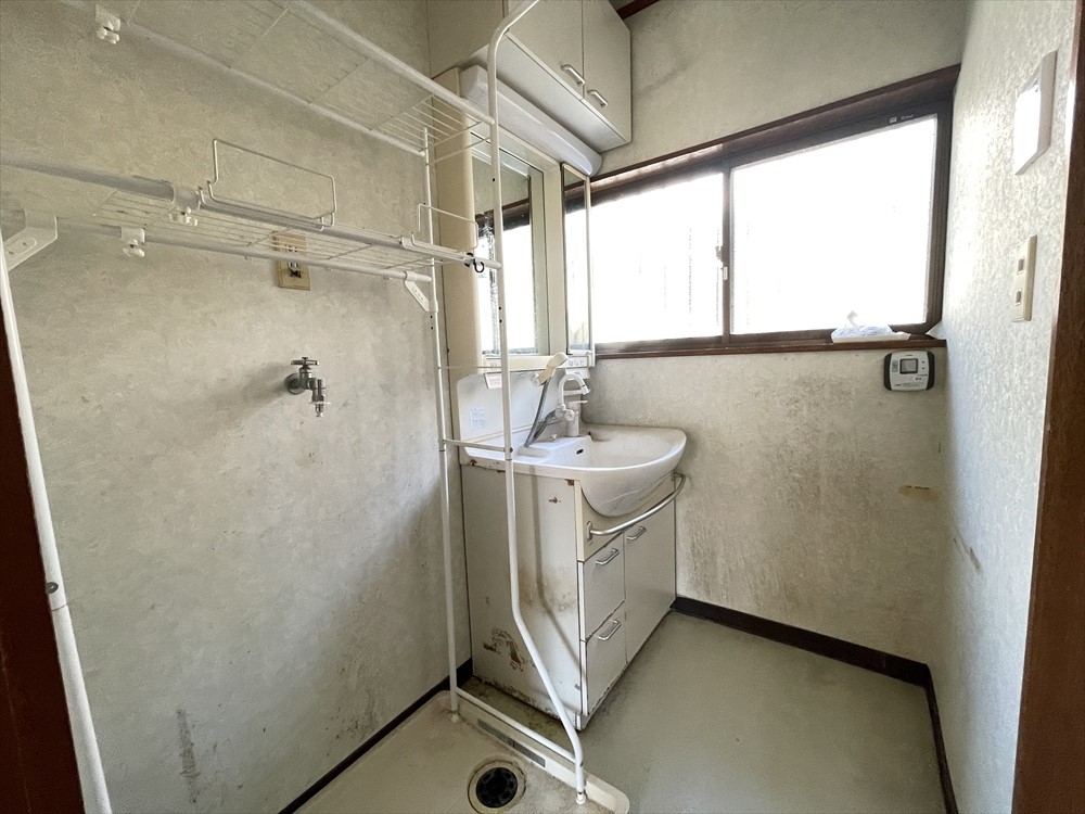 【脱衣所】窓があるので空気の入れ替えも楽々です♪