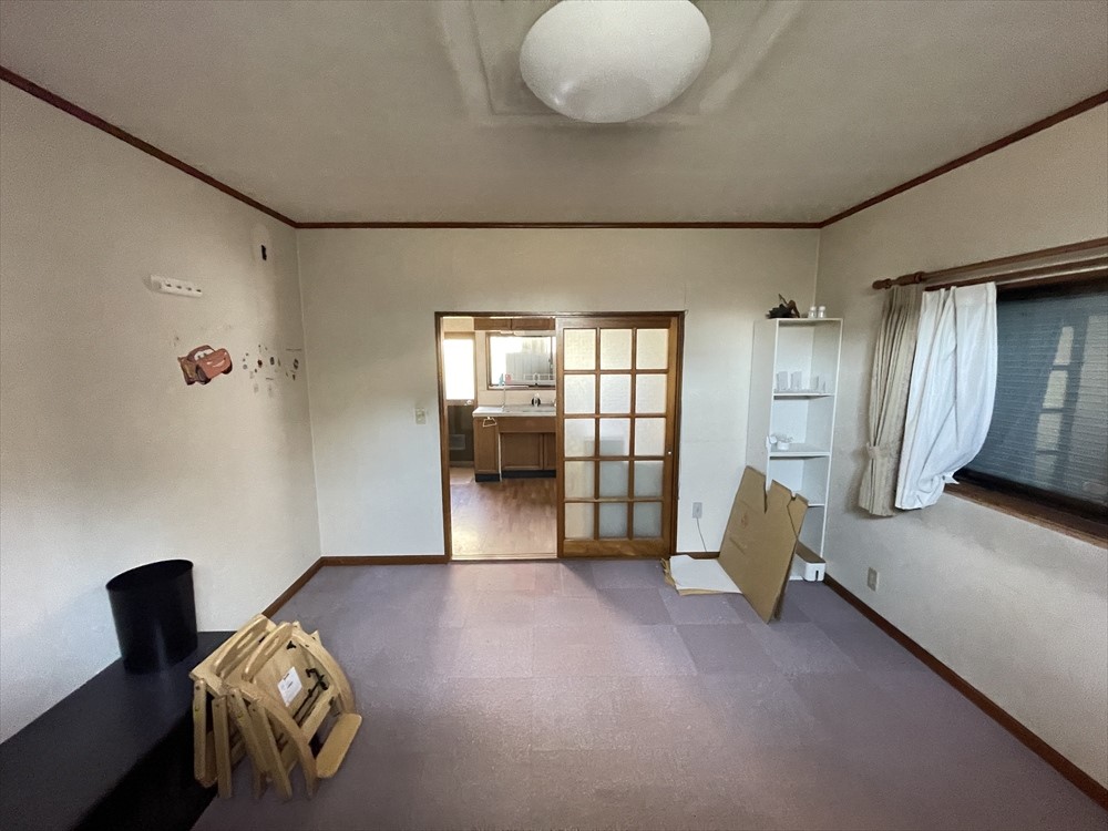 【洋室】ダイニングとの間にある建具を撤去すれば、14帖のリビングになります♪