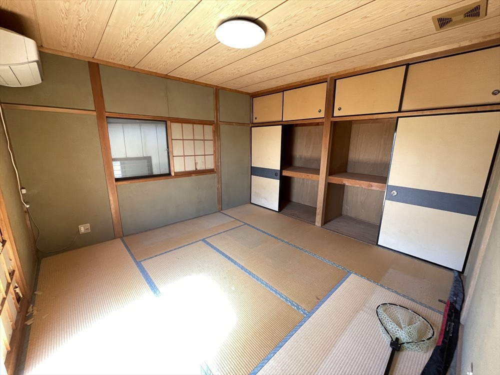 【和室】8帖の和室。大きな押入れがあるので、季節物や来客用のお布団などが収納できます♪