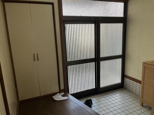 【玄関】自然光が入る明るい玄関♪