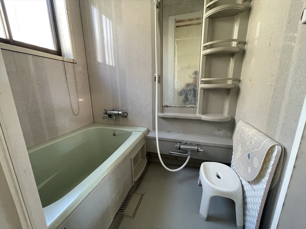 【浴室】窓から光が差し込みます♪