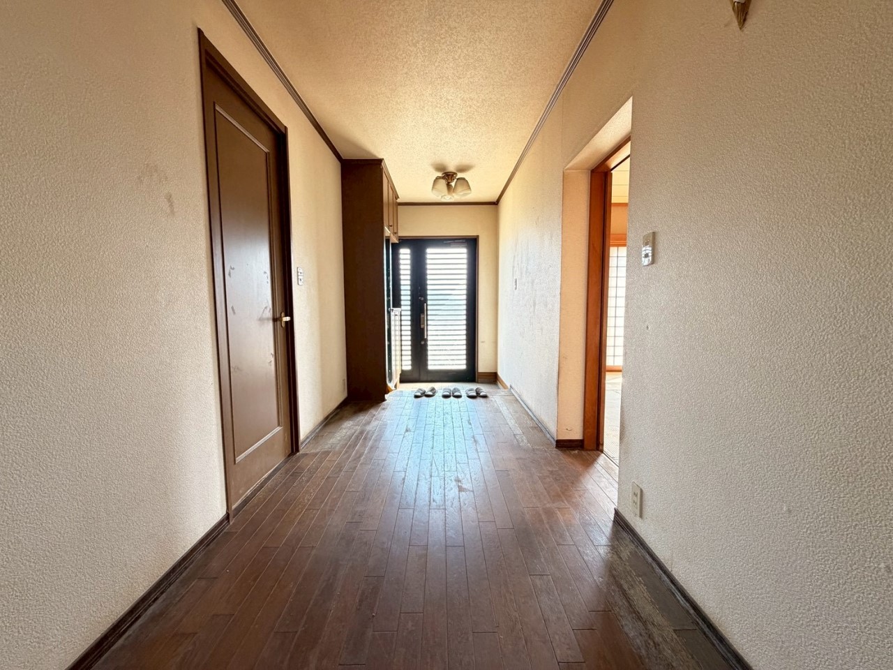 【玄関ホール】自然光が入り、明るい玄関です♪