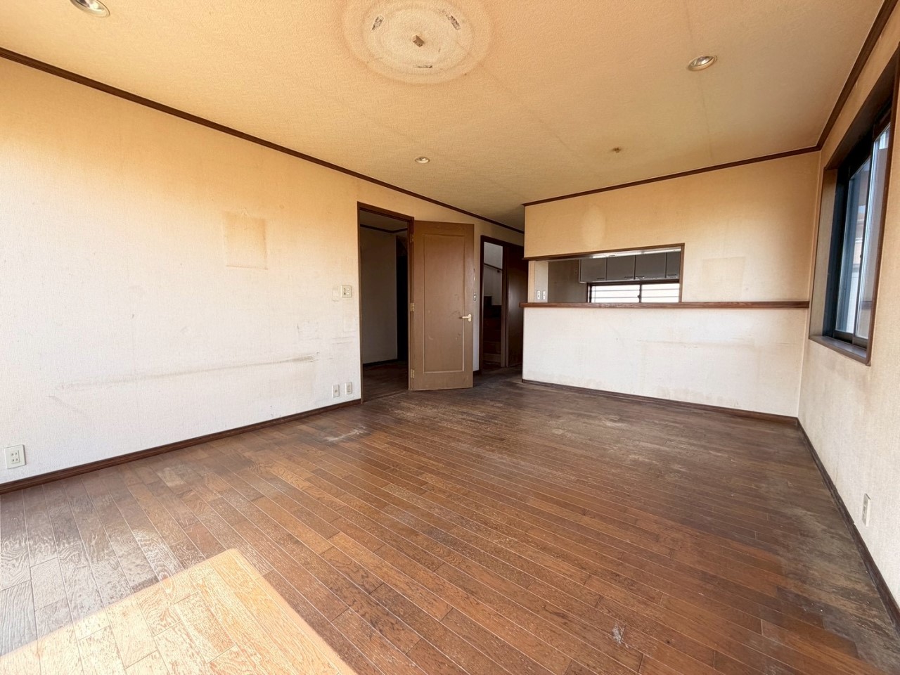 【リビング】対面キッチンなので、お料理しながらご家族とコミュニケーションがとれます♪