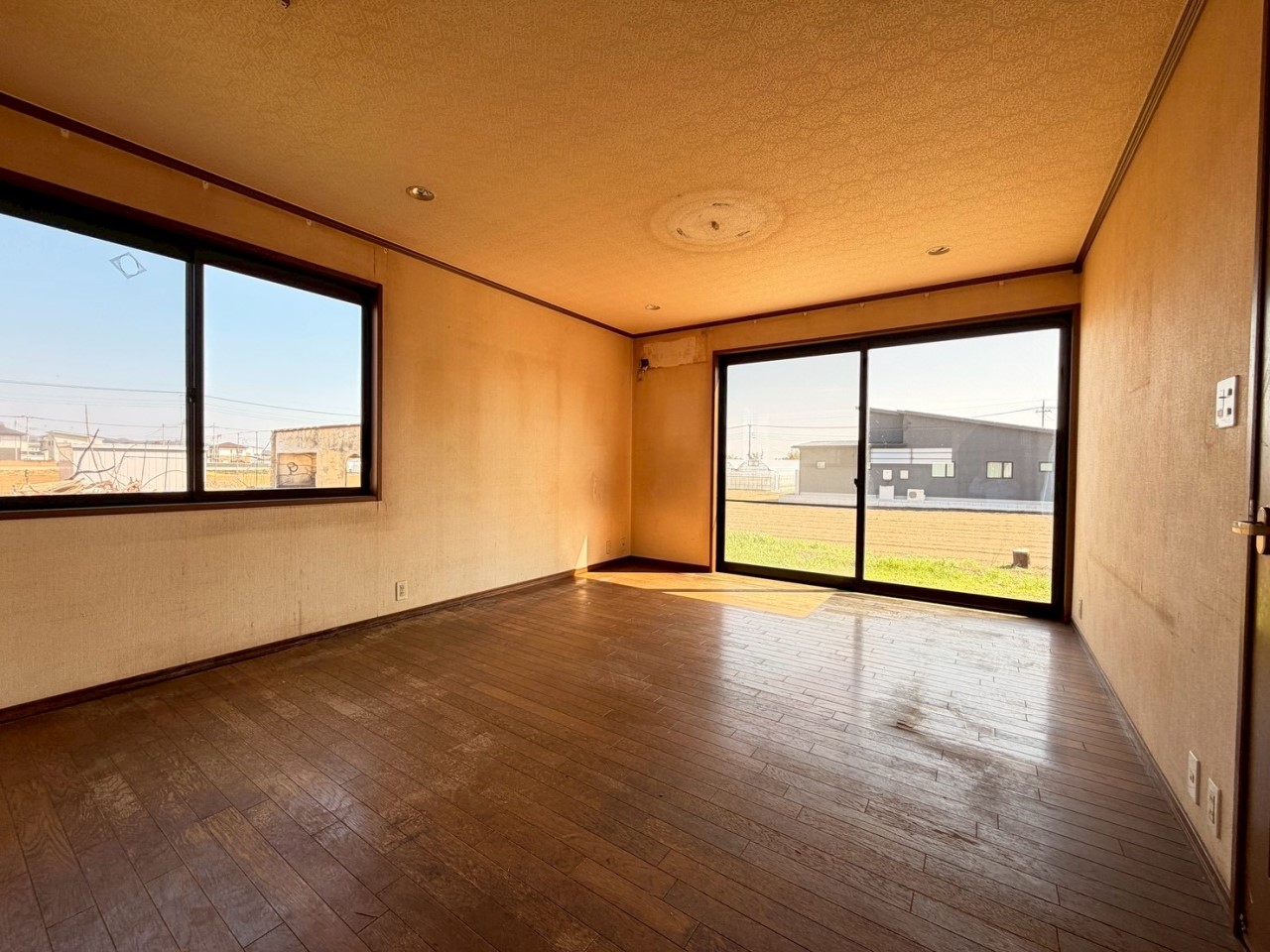 【リビング】窓が2あるので、風通し良好です♪