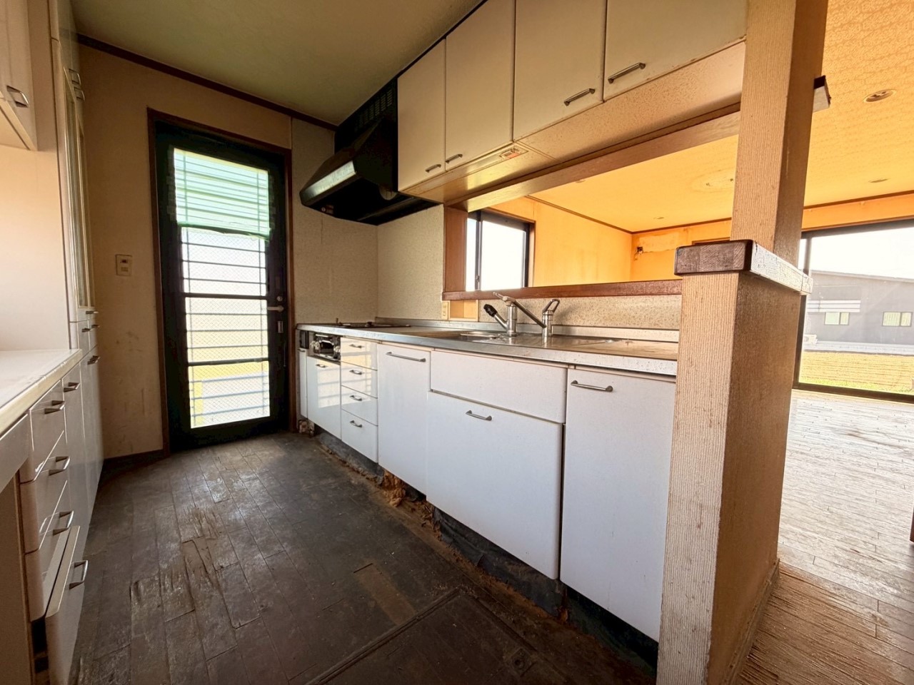 【キッチン】吊り棚とカップボードがあるので、収納に大助かり♪