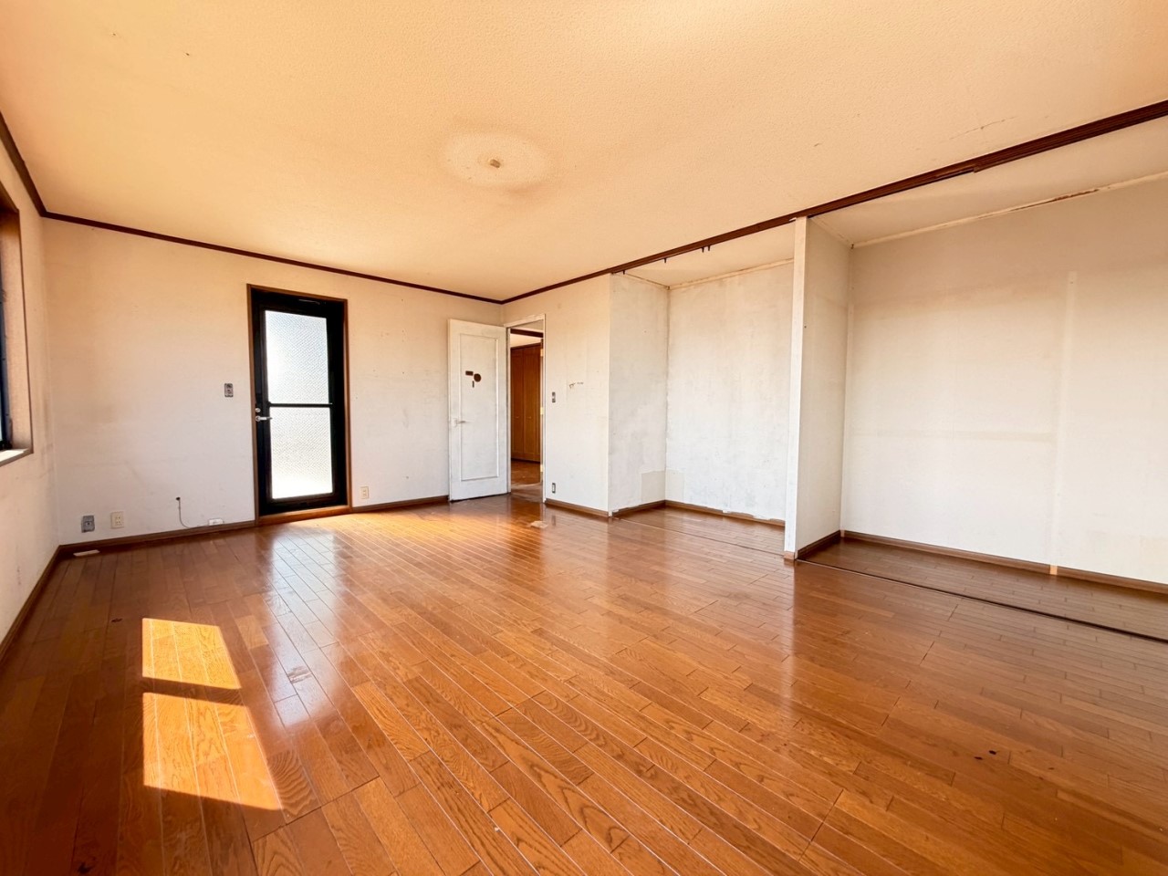 【洋室】12.7帖の広々としたお部屋。ダブルベッドを置いても余裕のある広さです♪