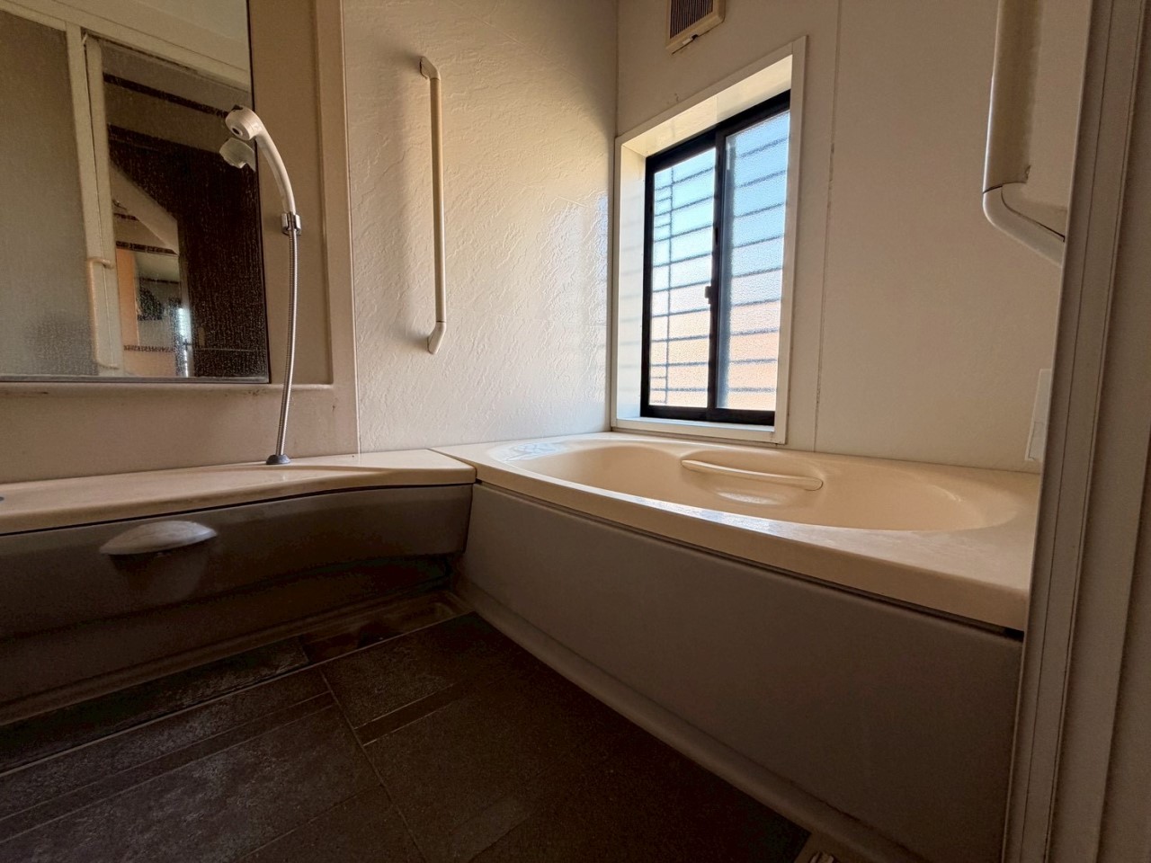 【浴室】窓がある浴室なので開放感があり、空気の入れ替えも楽々です♪